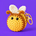 Mireille — Abeille porte-clés au crochet — vue principale.