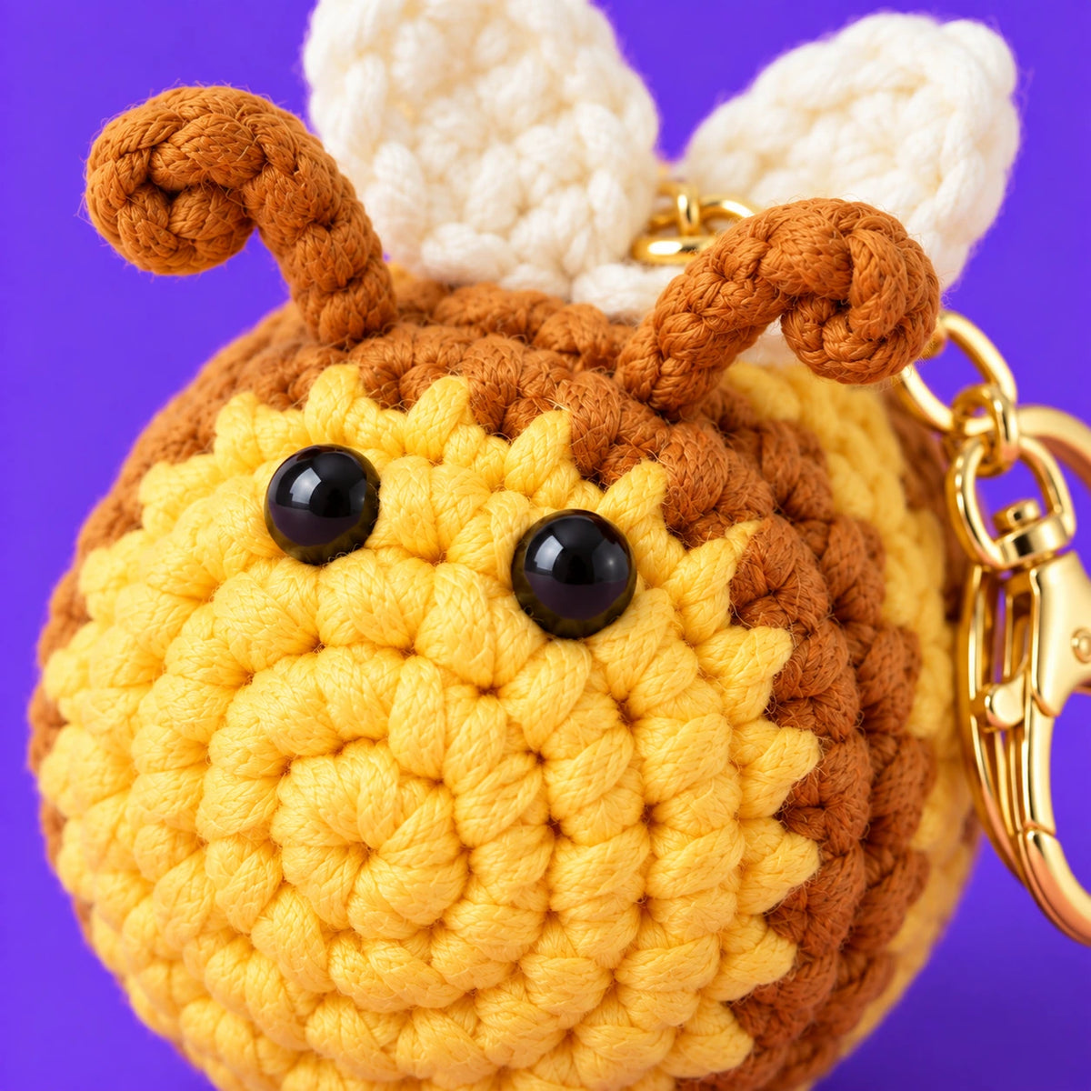 Mireille — Abeille porte-clés au crochet — détail des mailles.