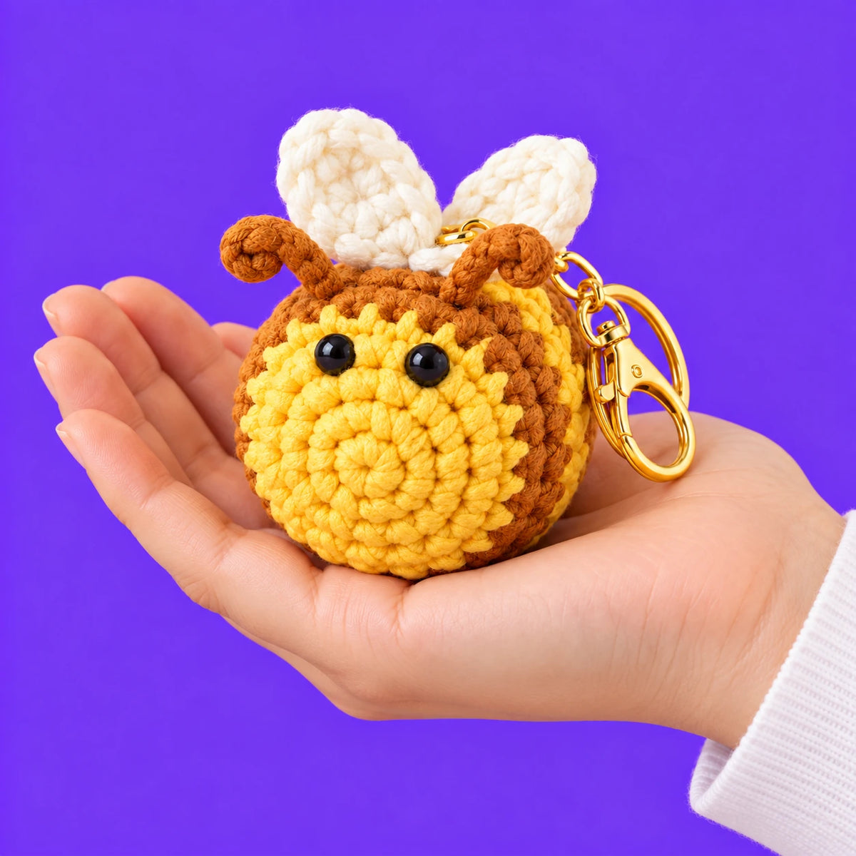 Mireille — Abeille porte-clés au crochet — présentation en main.