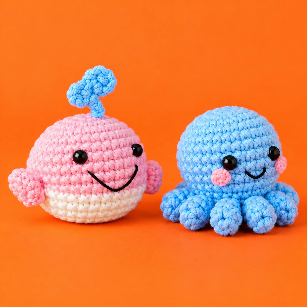 Lorraine & Octave — Baleine & pieuvre au crochet — vue de trois quarts.