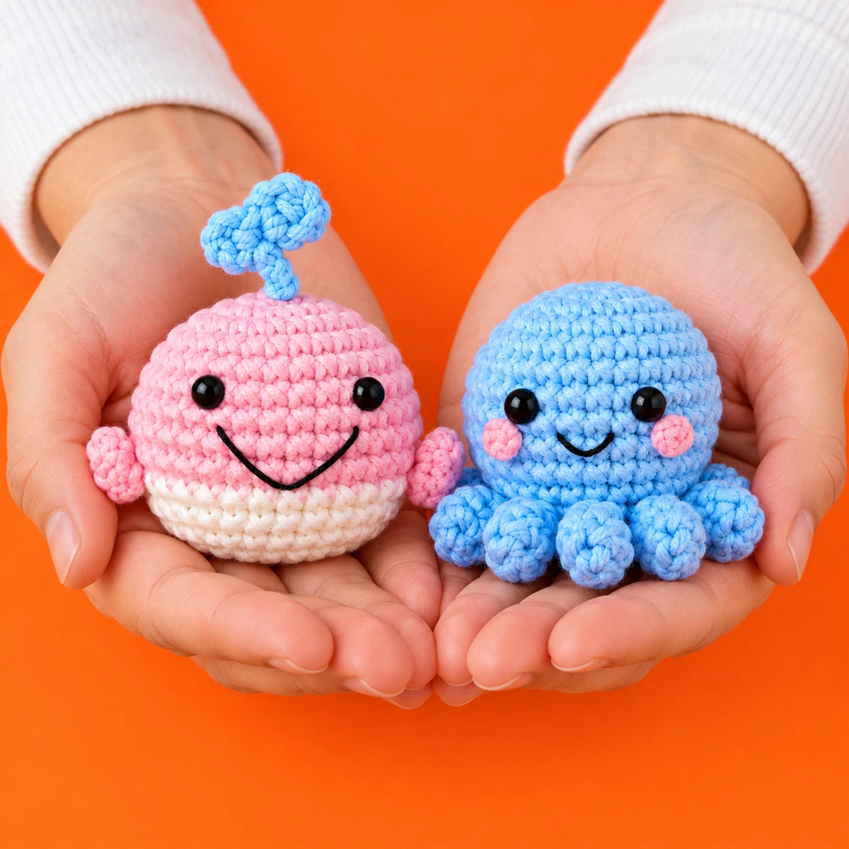Lorraine & Octave — Baleine & pieuvre au crochet — présentation en main.