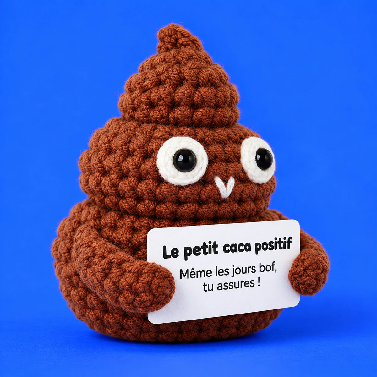 Sacha — Le petit caca positif au crochet — vue de trois quarts.