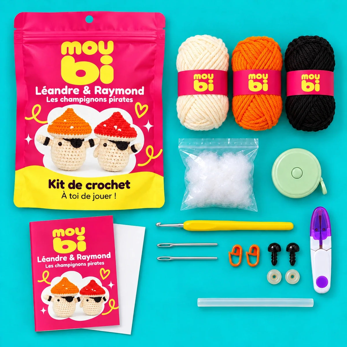 Contenu du kit de crochet Léandre & Raymond — Les champignons pirates : fils, crochet, accessoires, sachet et livret Moubi.