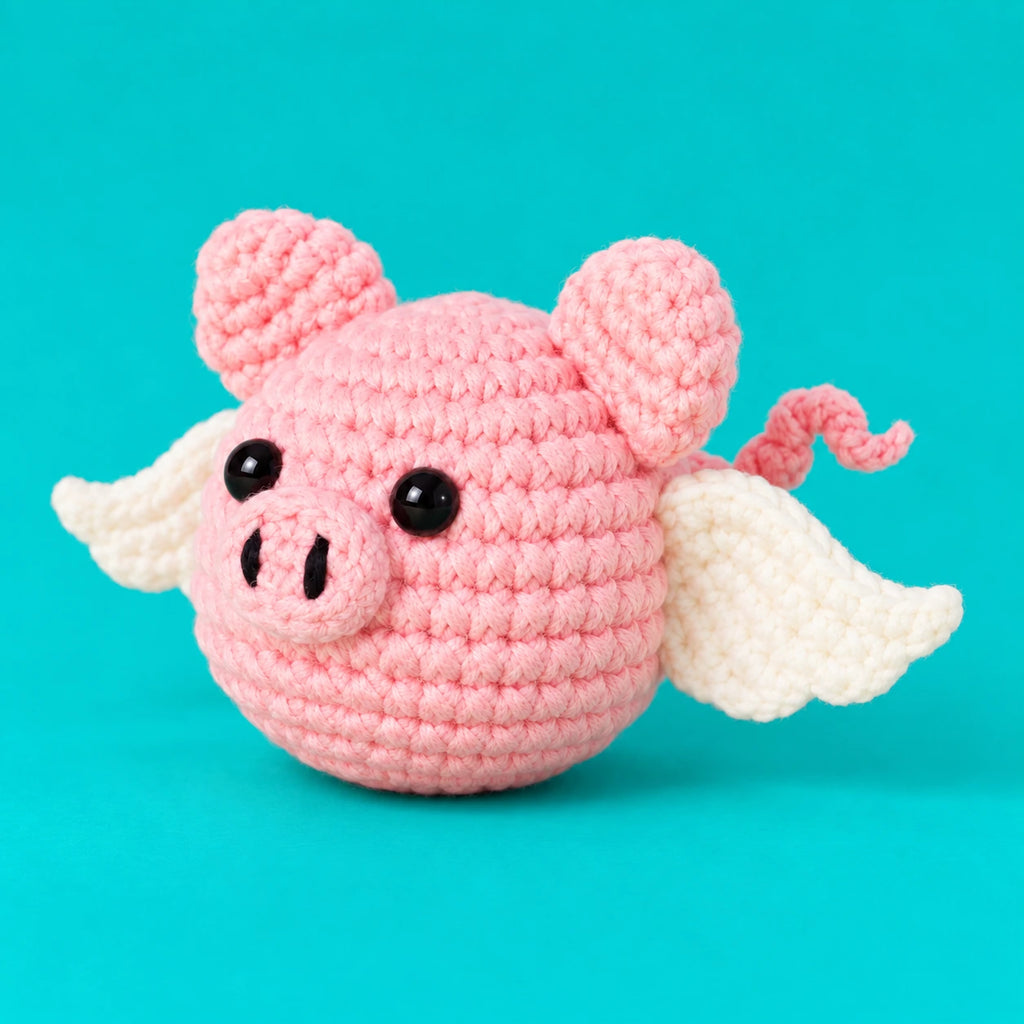 Simon — Cochon ailé porte-clés au crochet — vue de trois quarts.
