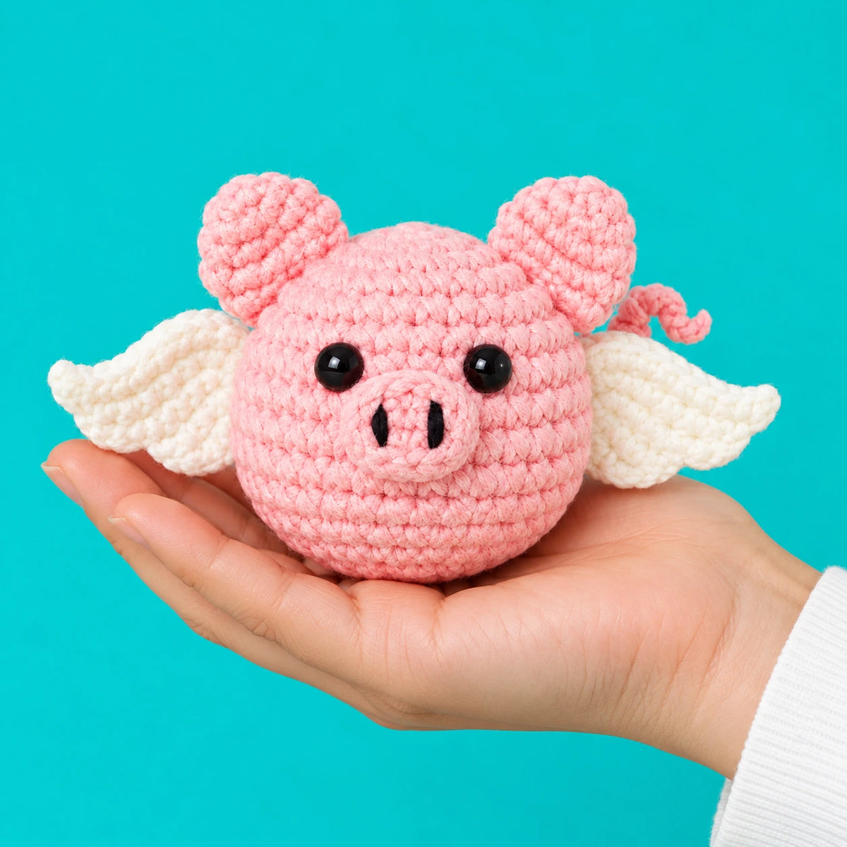 Simon — Cochon ailé porte-clés au crochet — présentation en main.