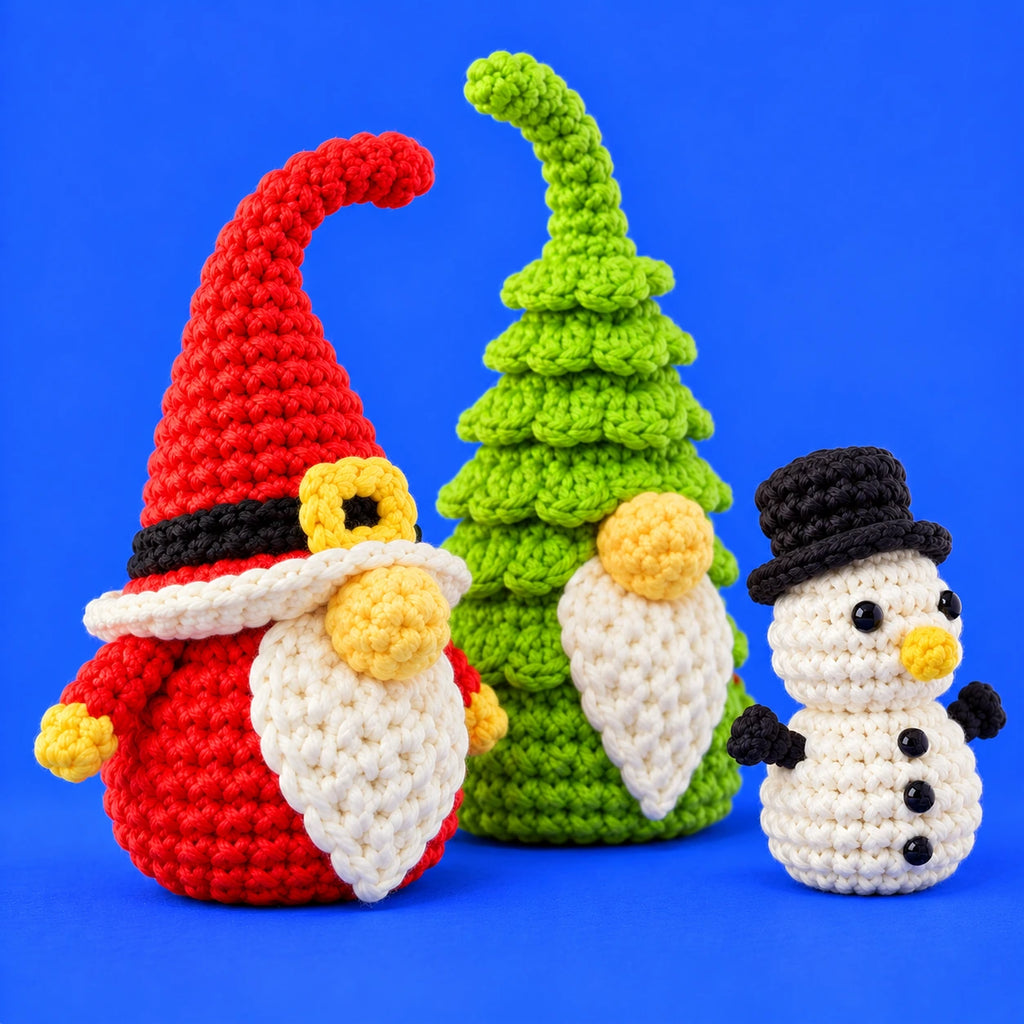 Noël, Noëlle & Florent — Les compagnons de Noël au crochet — vue de trois quarts.