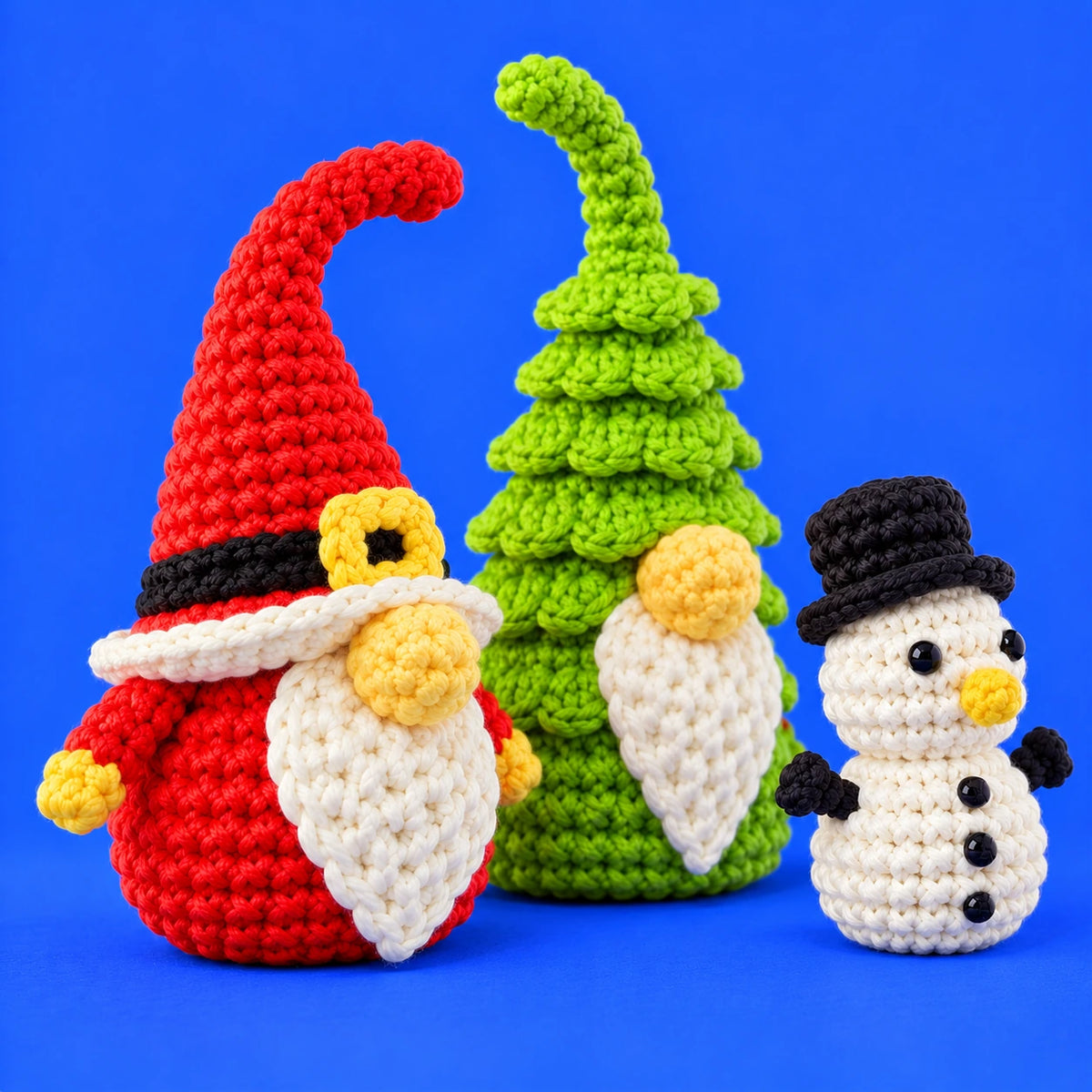 Noël, Noëlle & Florent — Les compagnons de Noël au crochet — vue de trois quarts.
