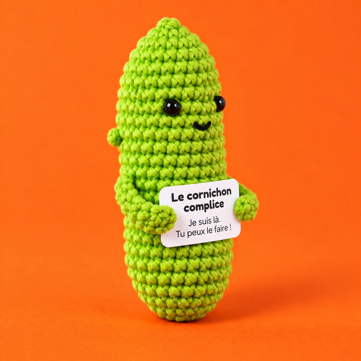 Yvon — Le cornichon complice au crochet — vue de trois quarts.