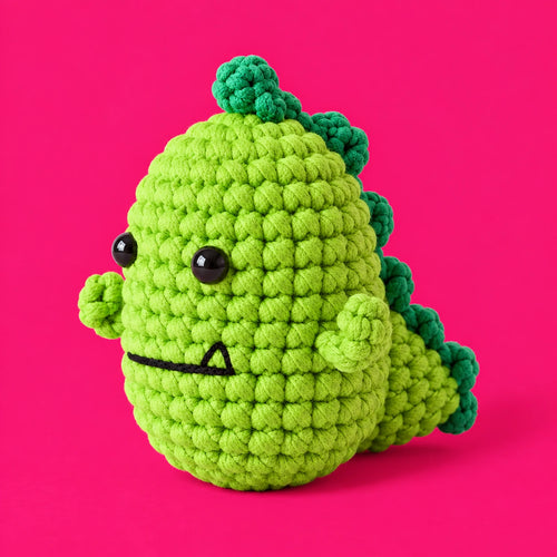 Fred — Dinosaure au crochet de trois quarts, avec sa crête et sa queue vert foncé.