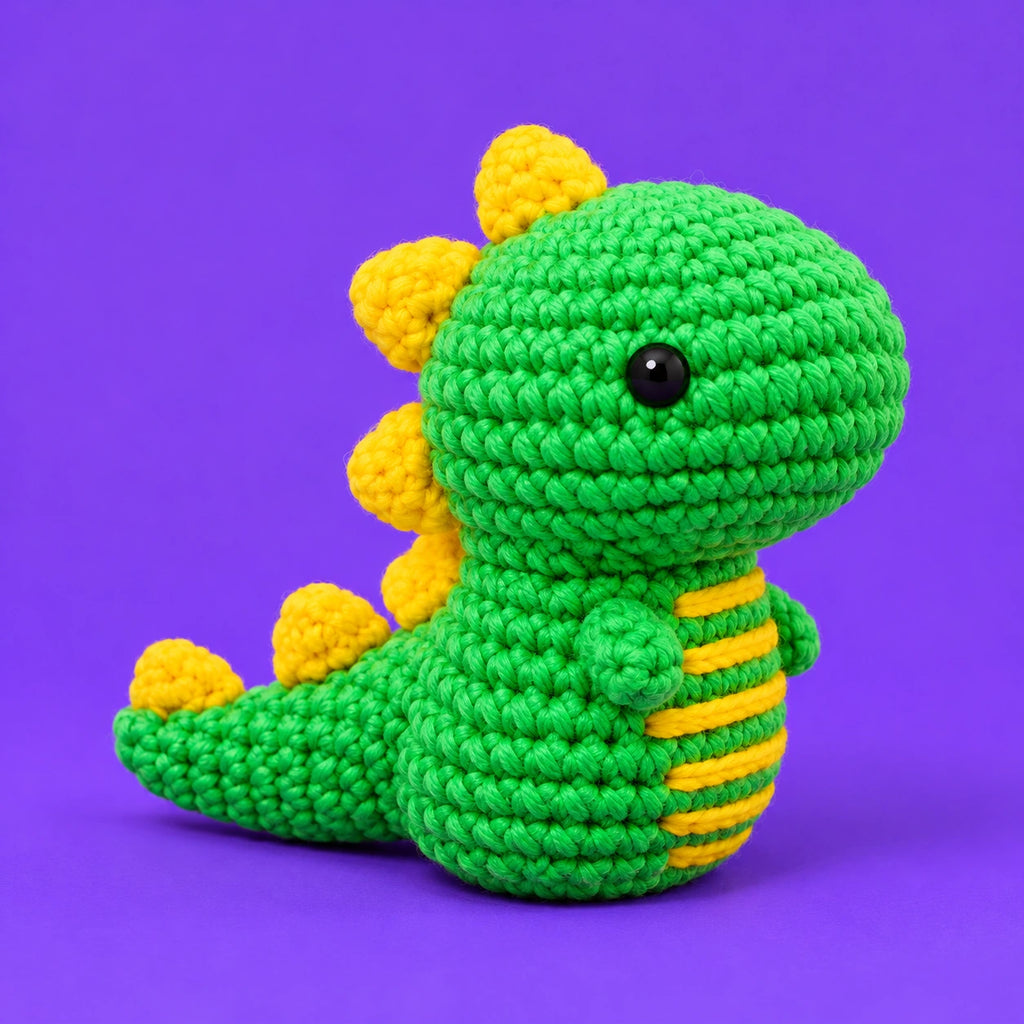 Nico — Le dinosaure vert et jaune au crochet — vue principale.