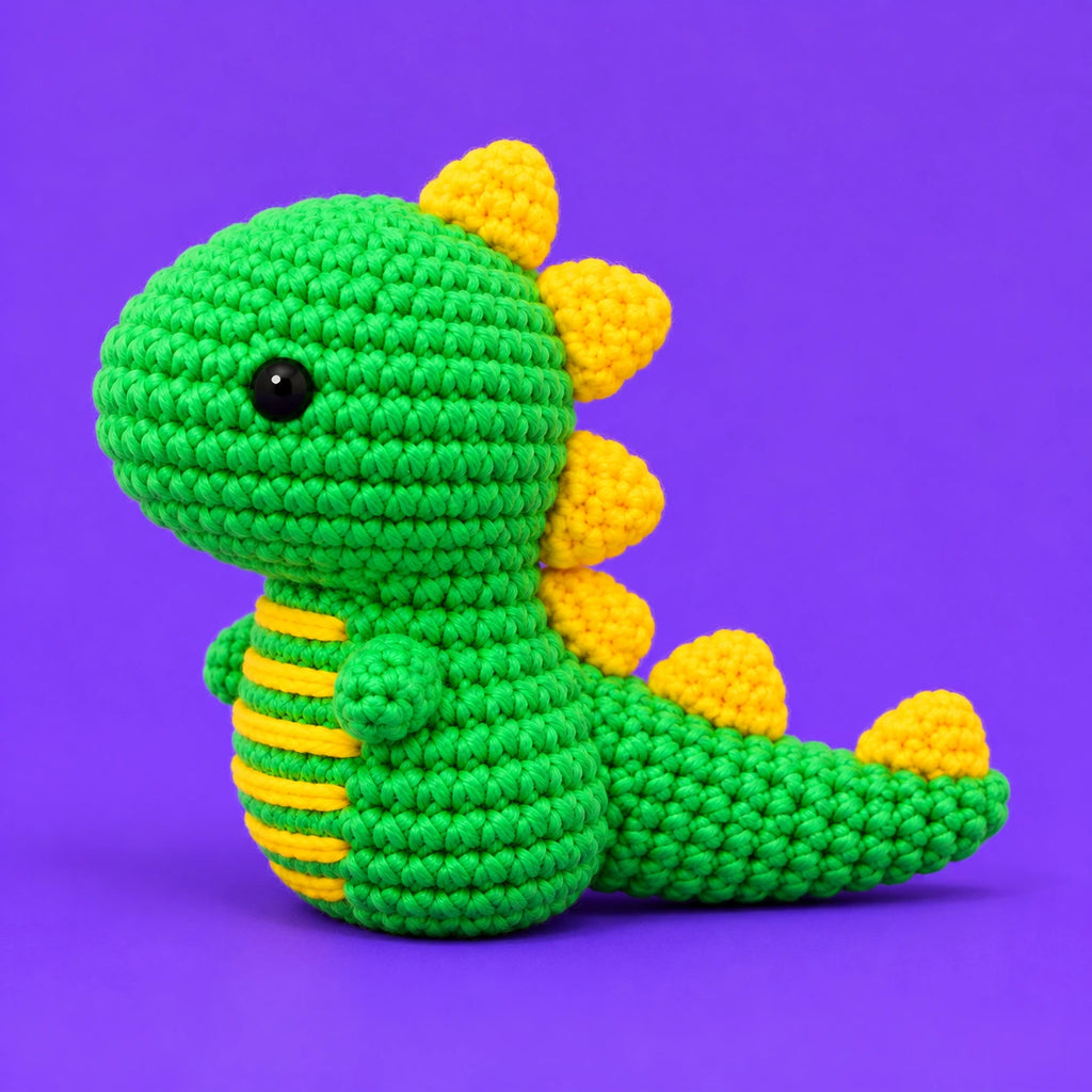 Nico — Le dinosaure vert et jaune au crochet — vue complémentaire.