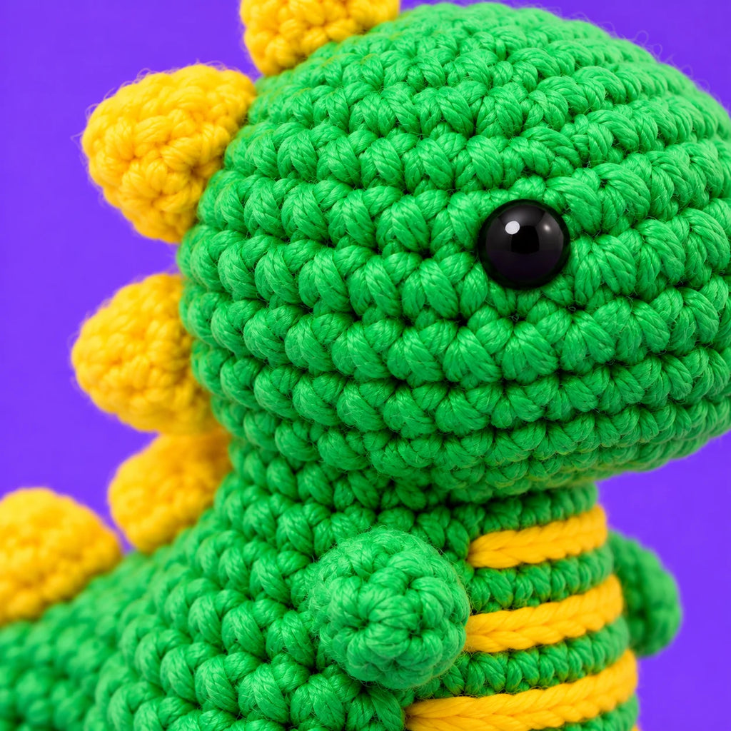 Nico — Le dinosaure vert et jaune au crochet — détail des mailles.