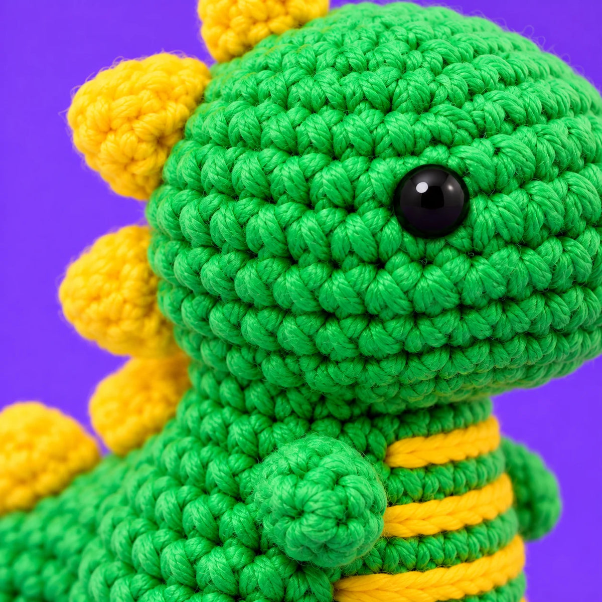 Nico — Le dinosaure vert et jaune au crochet — détail des mailles.