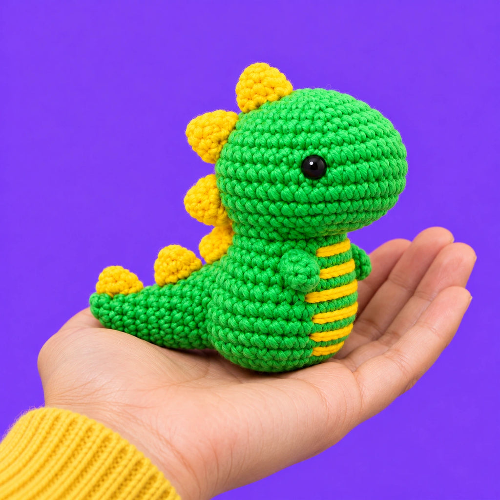 Nico — Le dinosaure vert et jaune au crochet — présentation en main.