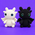 Milo & Arlo — Duo de dragons au crochet blanc et noir — vue principale.