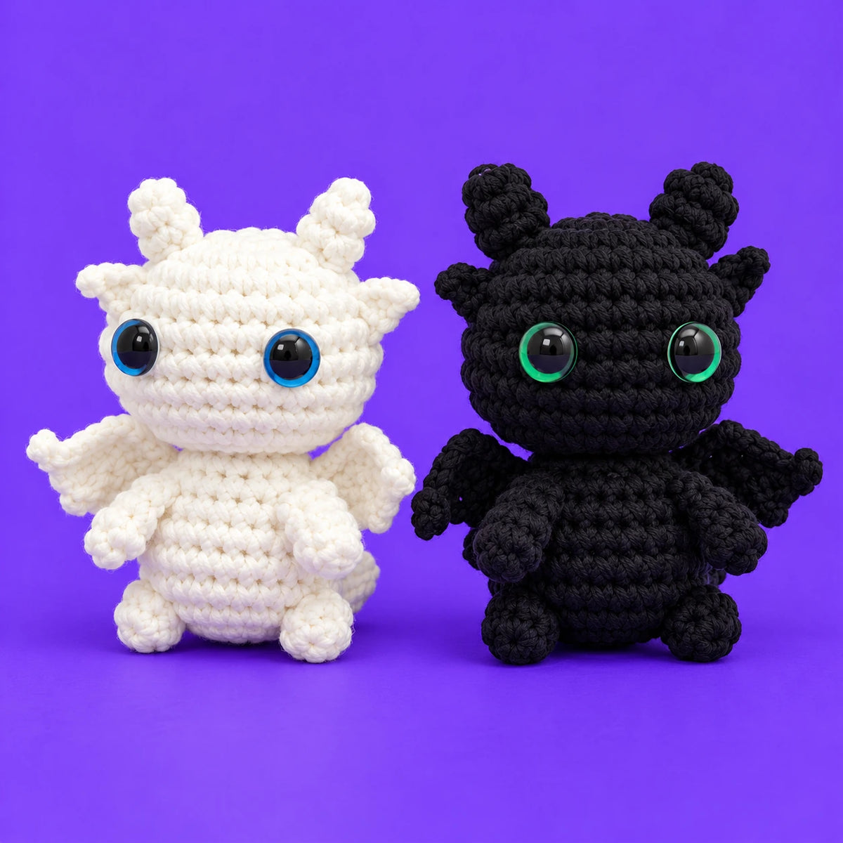 Milo & Arlo — Duo de dragons au crochet blanc et noir — vue principale.