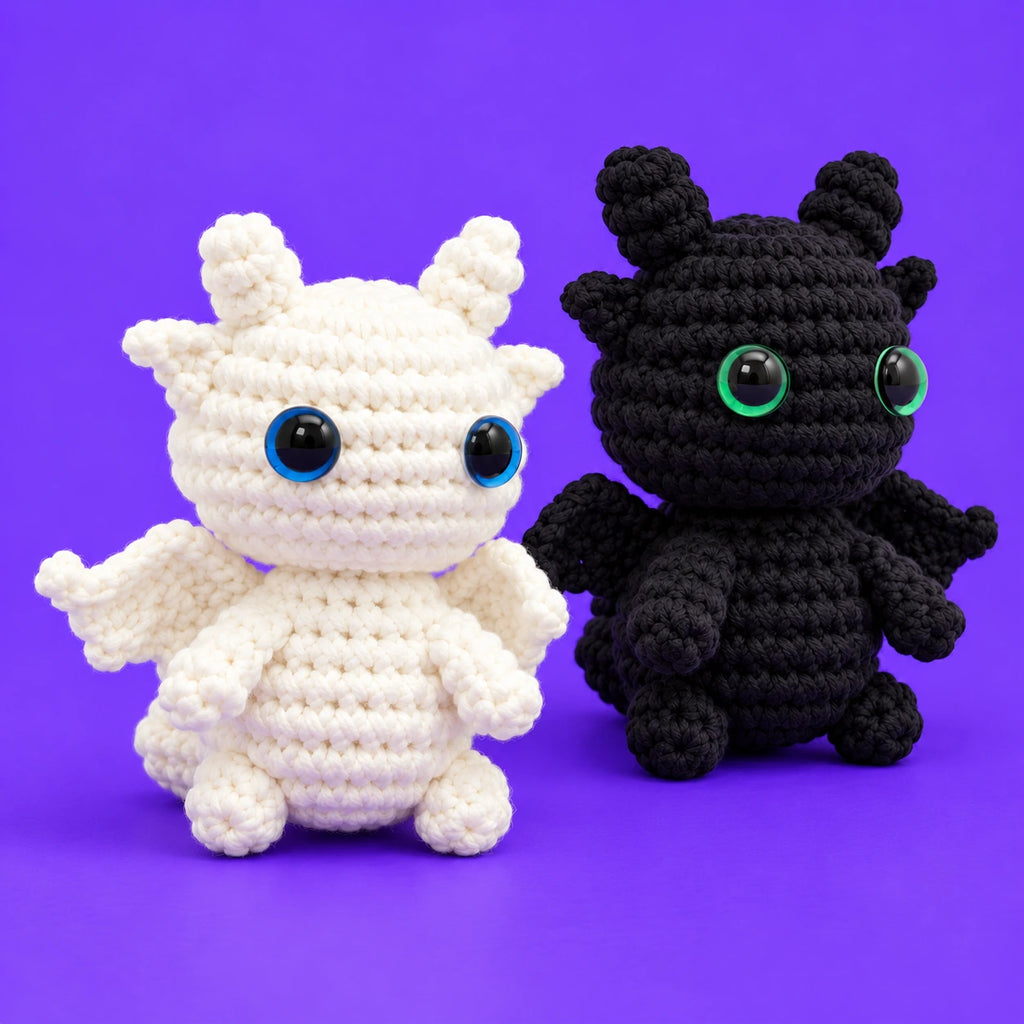 Milo & Arlo — Duo de dragons au crochet blanc et noir — vue de trois quarts.