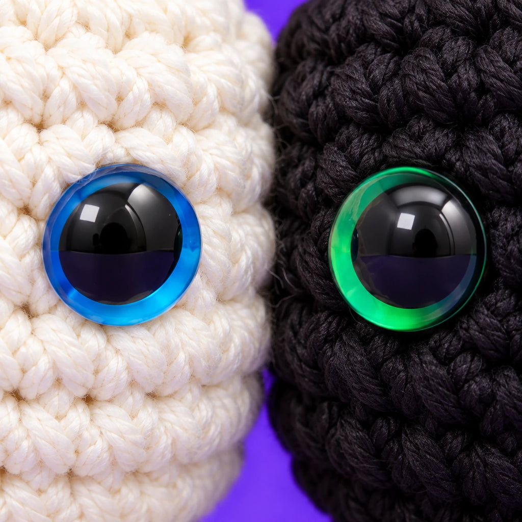 Milo & Arlo — Duo de dragons au crochet blanc et noir — détail des mailles.