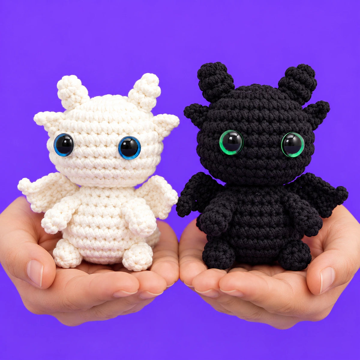 Milo & Arlo — Duo de dragons au crochet blanc et noir — présentation en main.