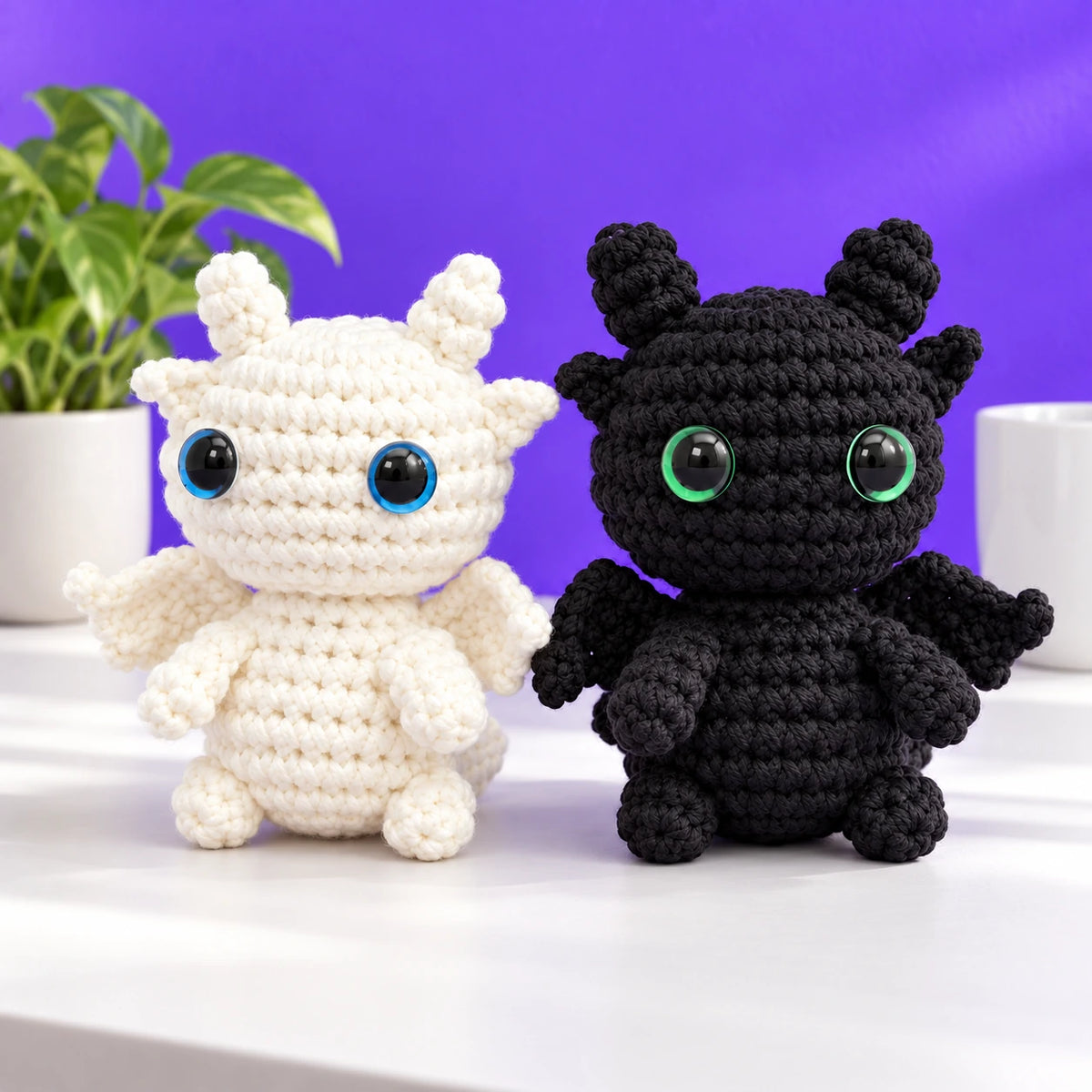 Milo & Arlo — Duo de dragons au crochet blanc et noir — mise en situation.