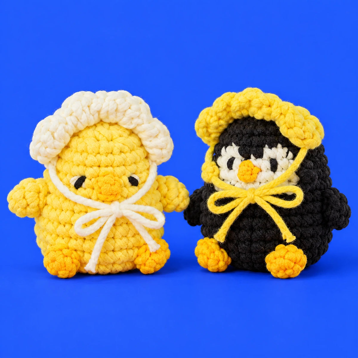 Pia & Paco — Poussin et pingouin avec bonnets au crochet — vue principale.