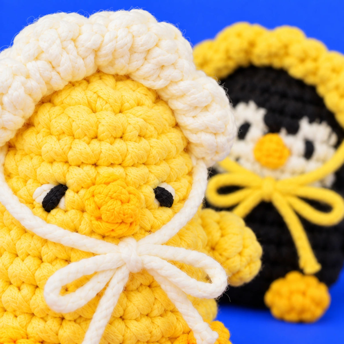Pia & Paco — Poussin et pingouin avec bonnets au crochet — détail des mailles.