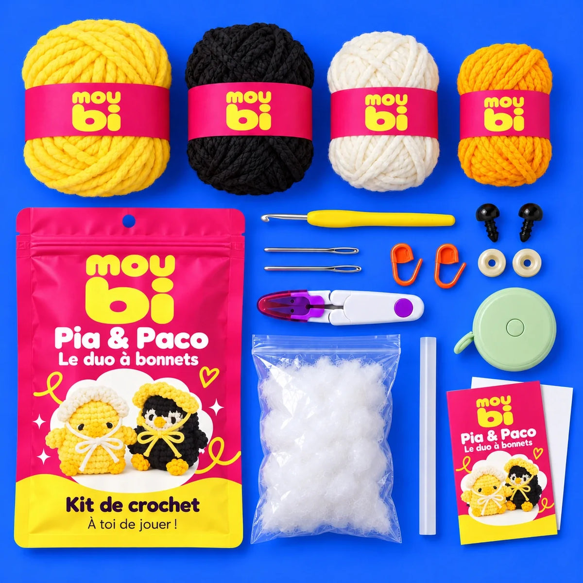 Contenu du kit de crochet Pia & Paco — Le duo à bonnets : fils, crochet, accessoires, sachet et livret Moubi.