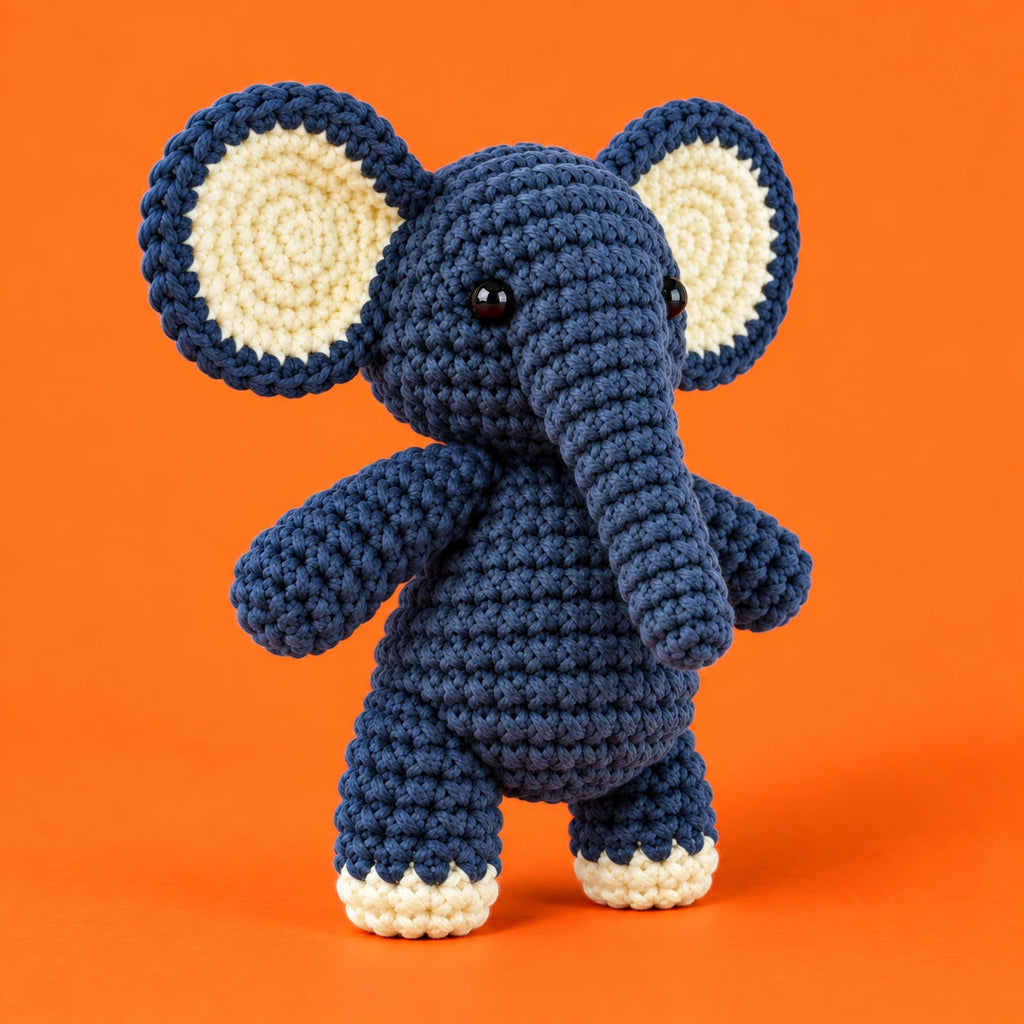 Clément — L’éléphant au crochet — vue de trois quarts.