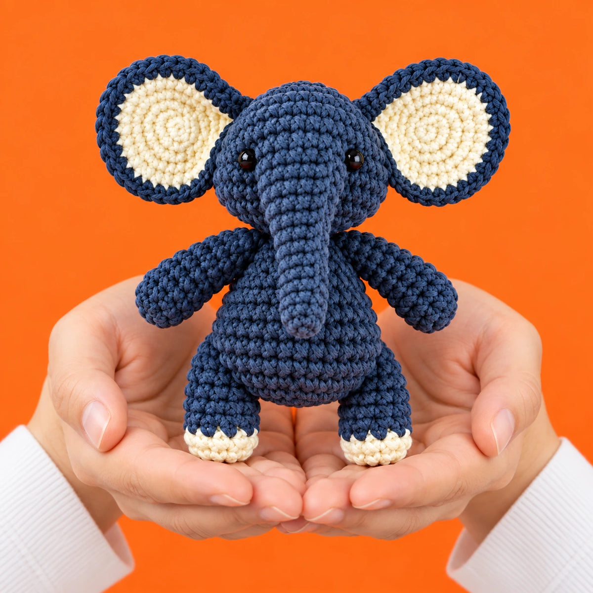Clément — L’éléphant au crochet — présentation en main.