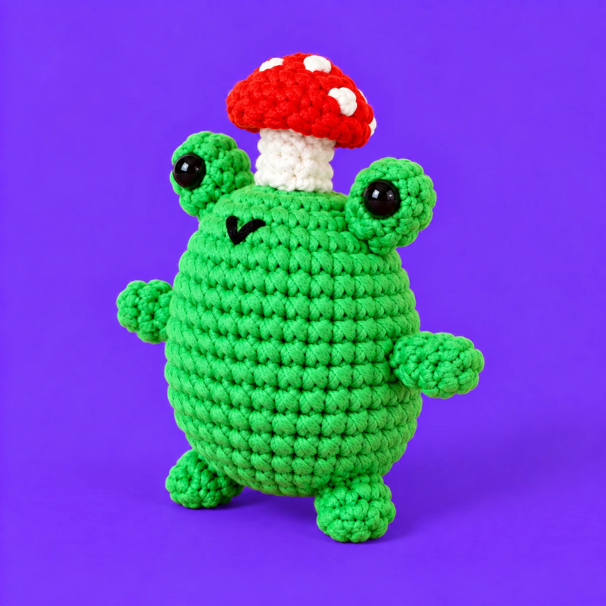 Zoé — Grenouille avec champignon au crochet — vue de trois quarts.