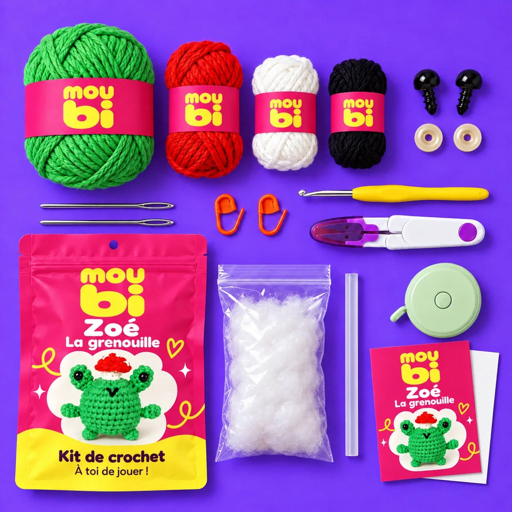 Contenu du kit de crochet Zoé, la grenouille : fils, crochet, accessoires, sachet et livret Moubi.