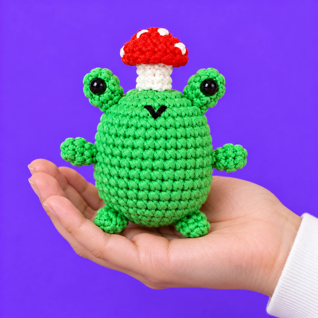 Zoé — Grenouille avec champignon au crochet — présentation en main.