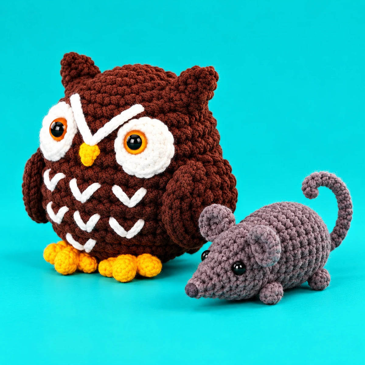 Lou & Suzy — Hibou & souris au crochet — vue de trois quarts.