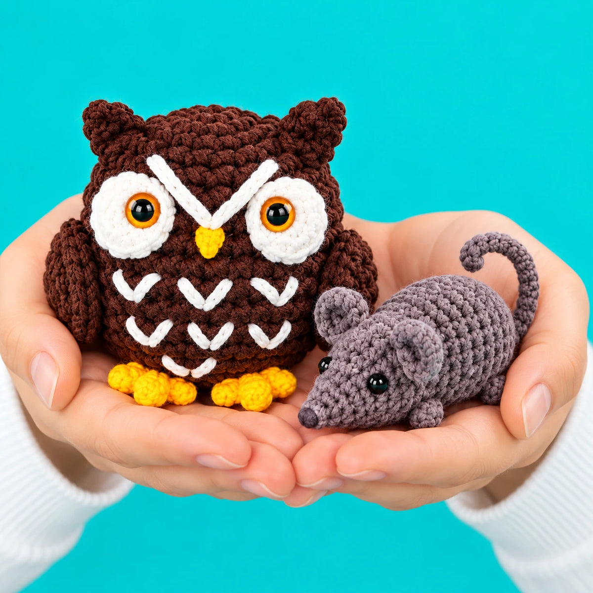 Lou & Suzy — Hibou & souris au crochet — présentation en main.