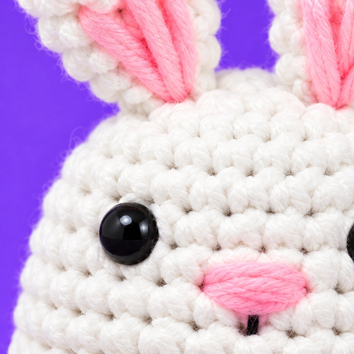 Lili — Le lapin blanc au crochet — détail des mailles.