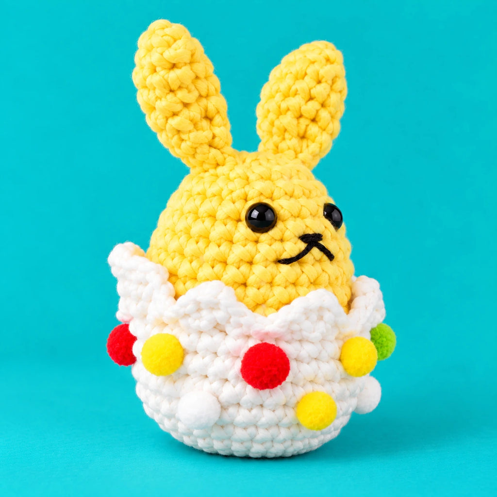 Albin — Le lapin dans sa coquille au crochet — vue de trois quarts.