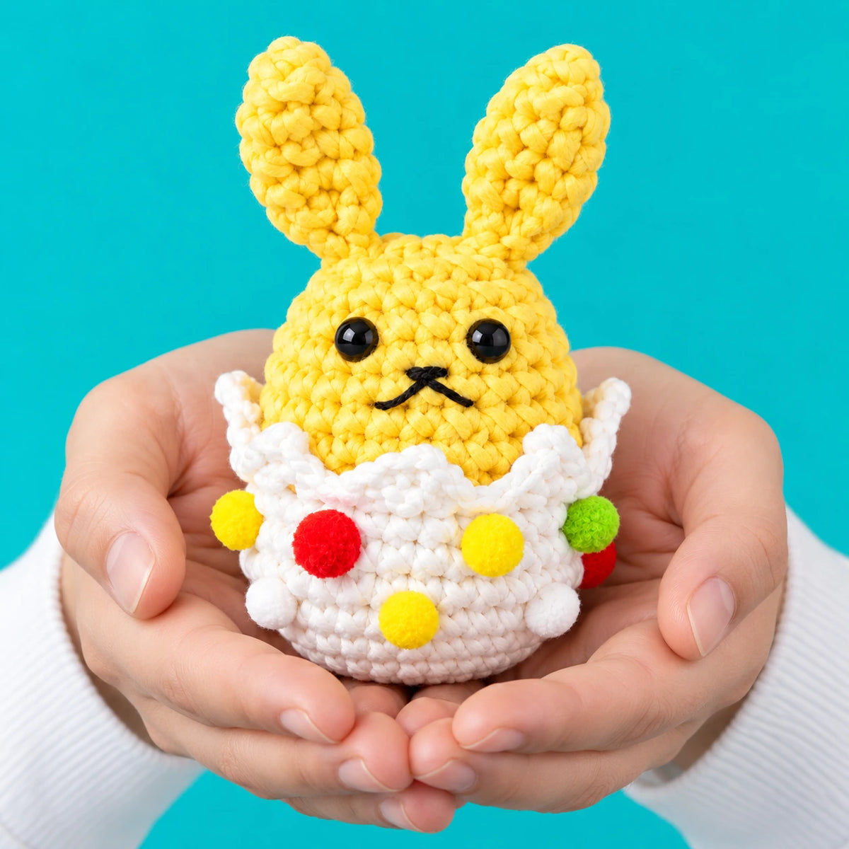 Albin — Le lapin dans sa coquille au crochet — présentation en main.