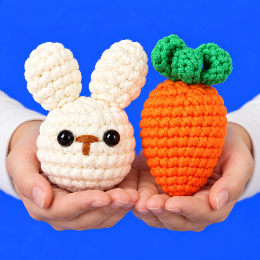 Justin — Tête de lapin et carotte au crochet — présentation en main.