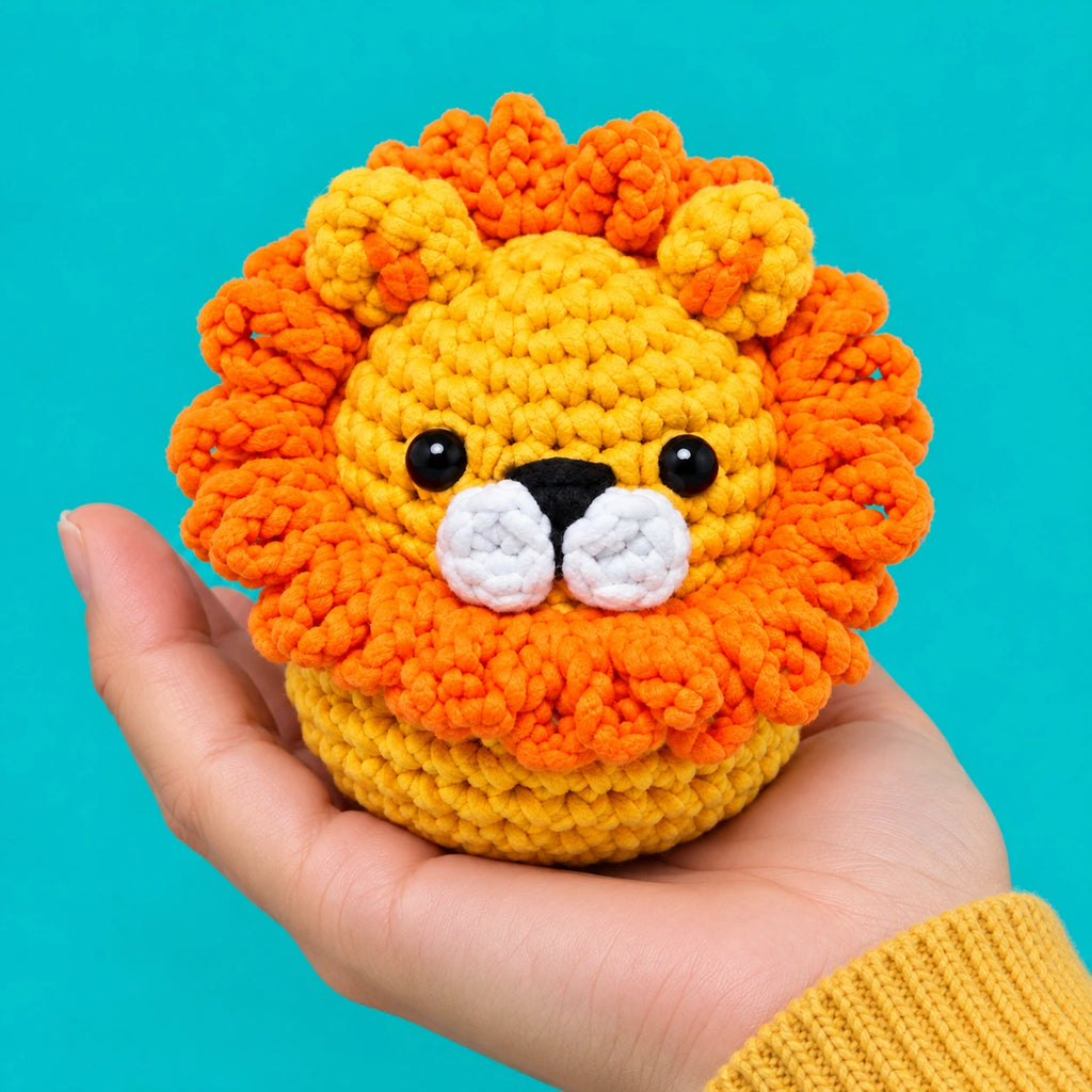 Léon — Le lion au crochet — présentation en main.