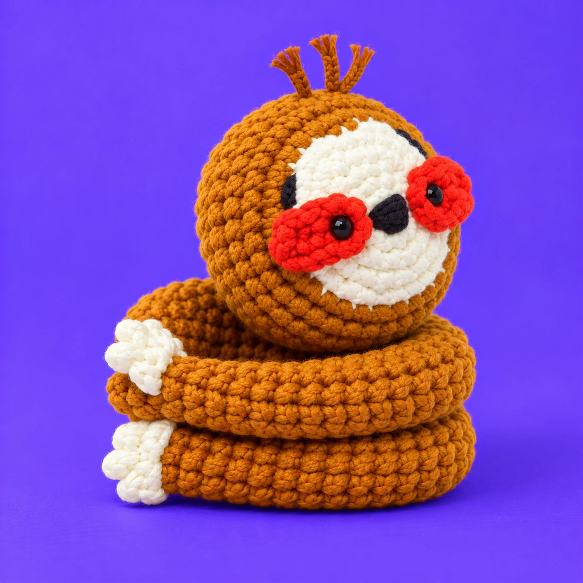 Mathieu — Le paresseux câlin au crochet — vue de trois quarts.