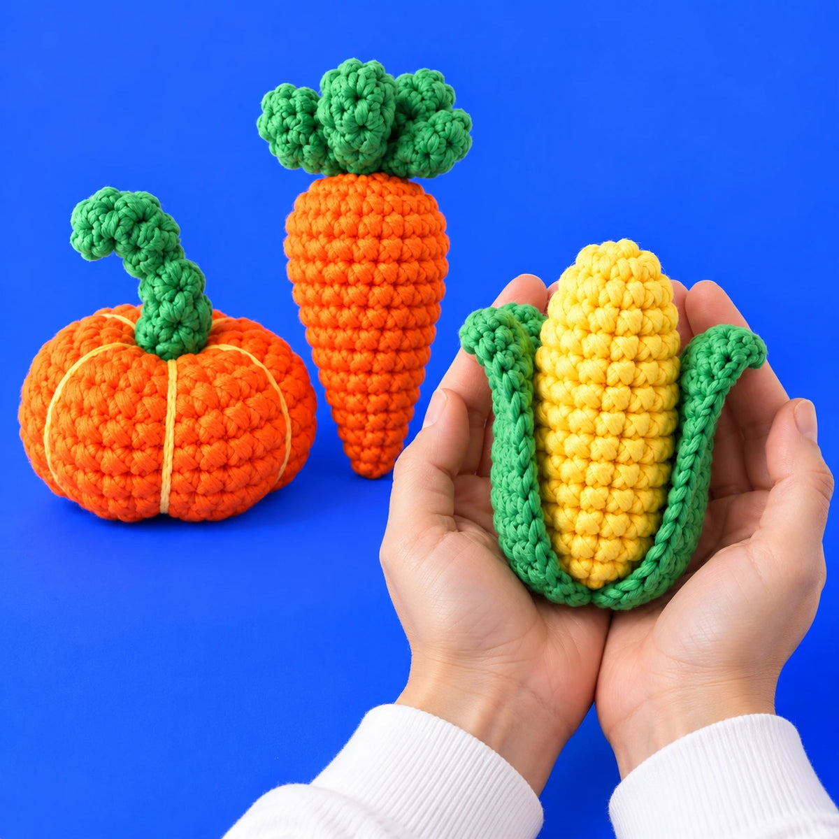 Manon, Charlotte & Loïs — Le petit potager au crochet — présentation en main.