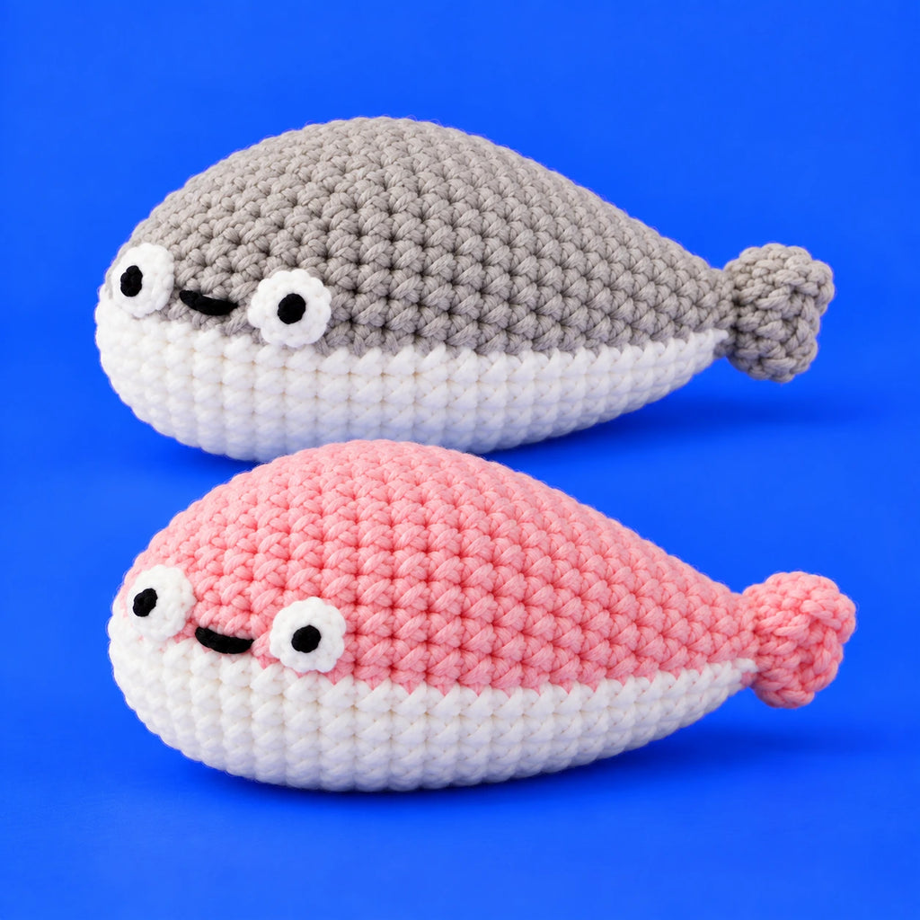 Hélène & Madeleine — Les petites baleines au crochet — vue de trois quarts.