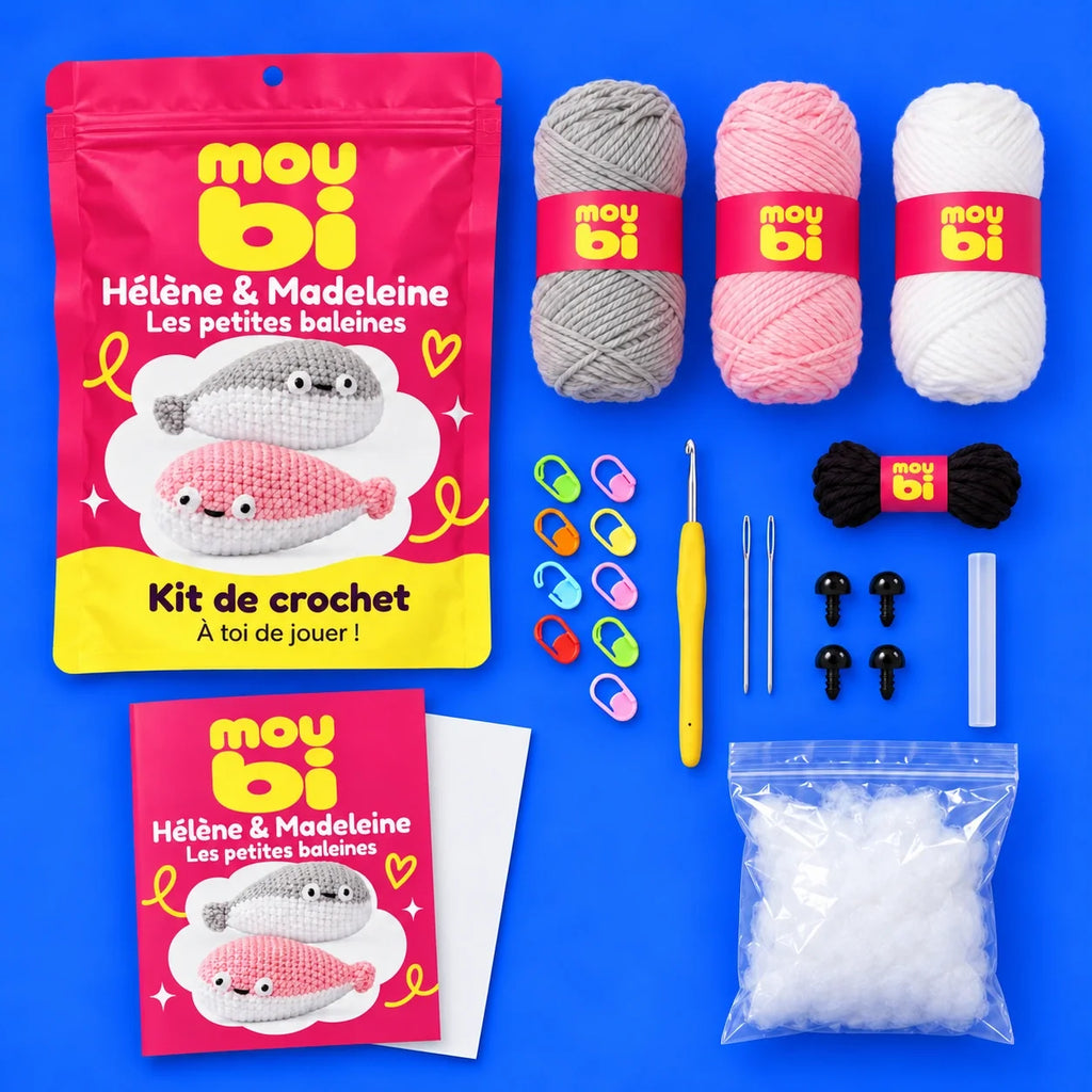 Contenu du kit de crochet Hélène & Madeleine — Les petites baleines : fils, crochet, accessoires, sachet et livret Moubi.