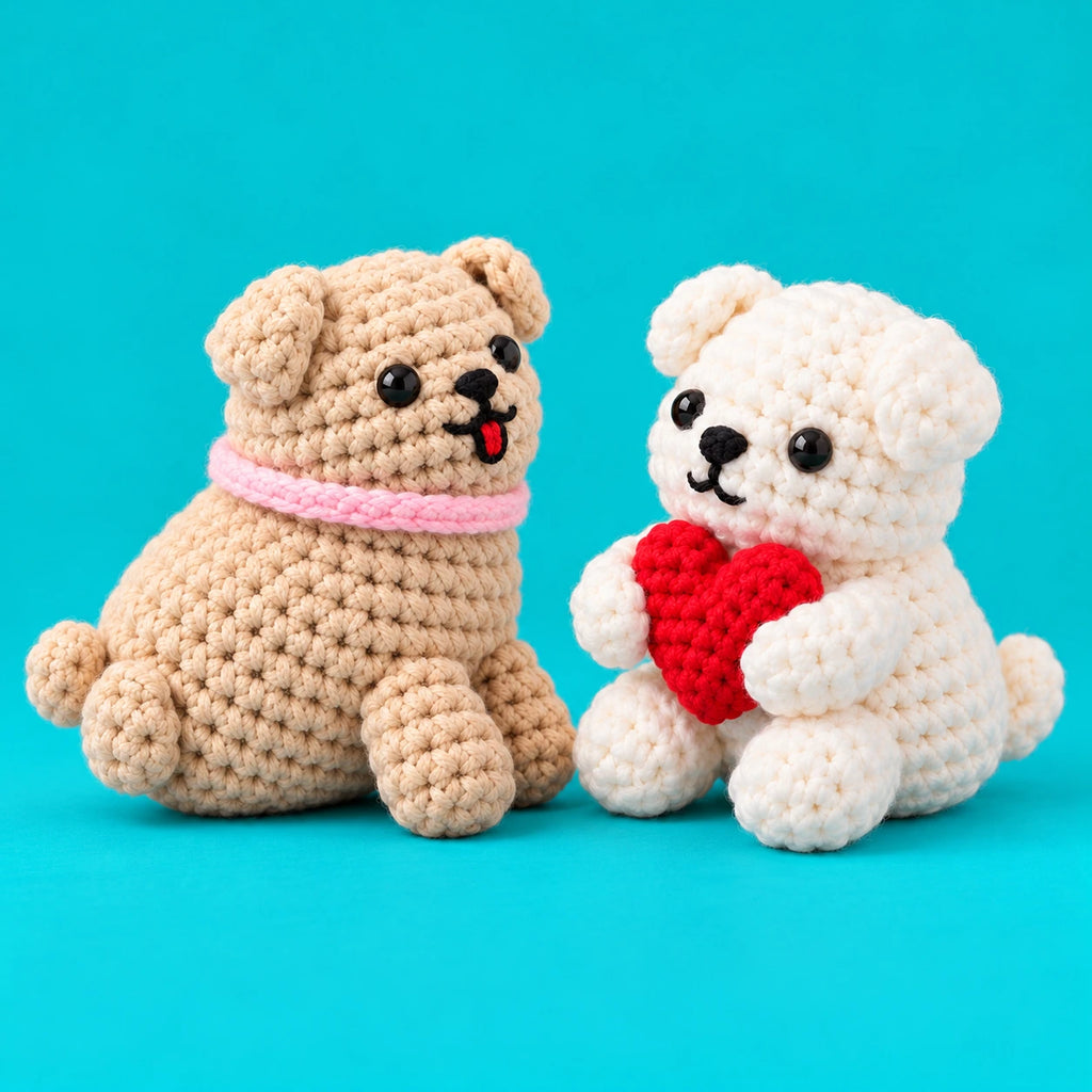 Lucien & Adrien — Les petits chiens au crochet — vue de trois quarts.