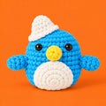 Colin — Pingouin bleu à bonnet blanc au crochet — vue principale.