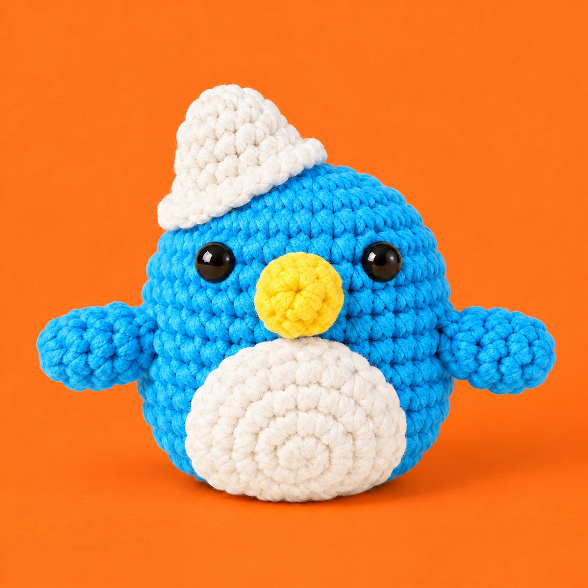 Colin — Pingouin bleu à bonnet blanc au crochet — vue principale.