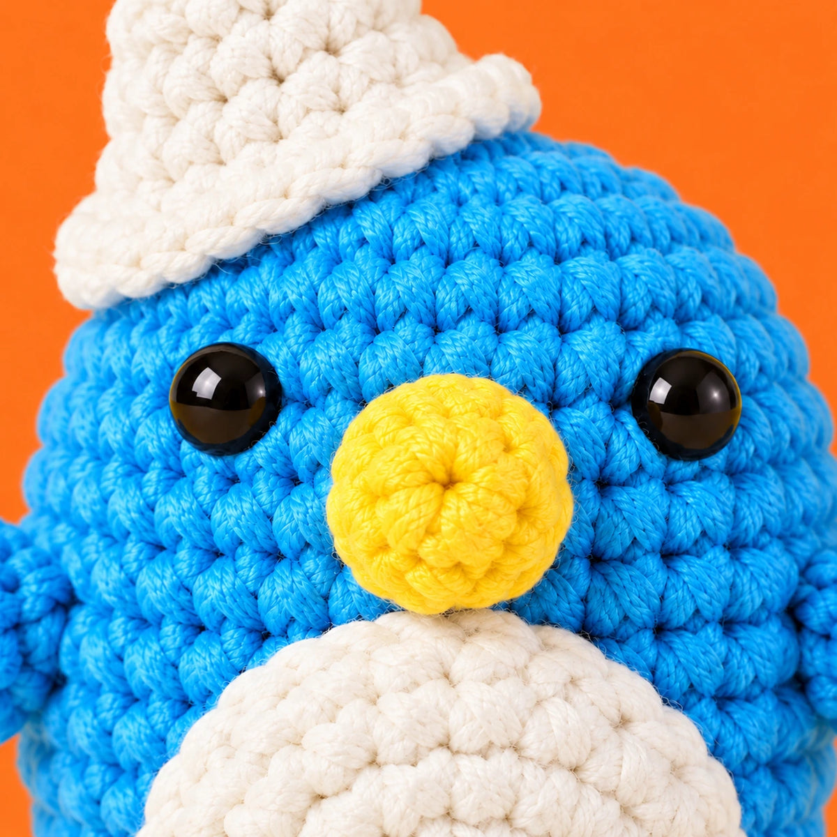 Colin — Pingouin bleu à bonnet blanc au crochet — détail des mailles.