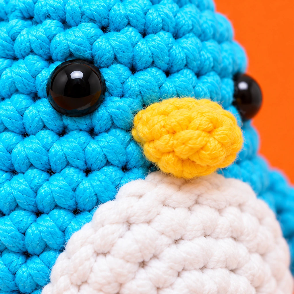 Pierre — Le pingouin turquoise au crochet — détail des mailles.