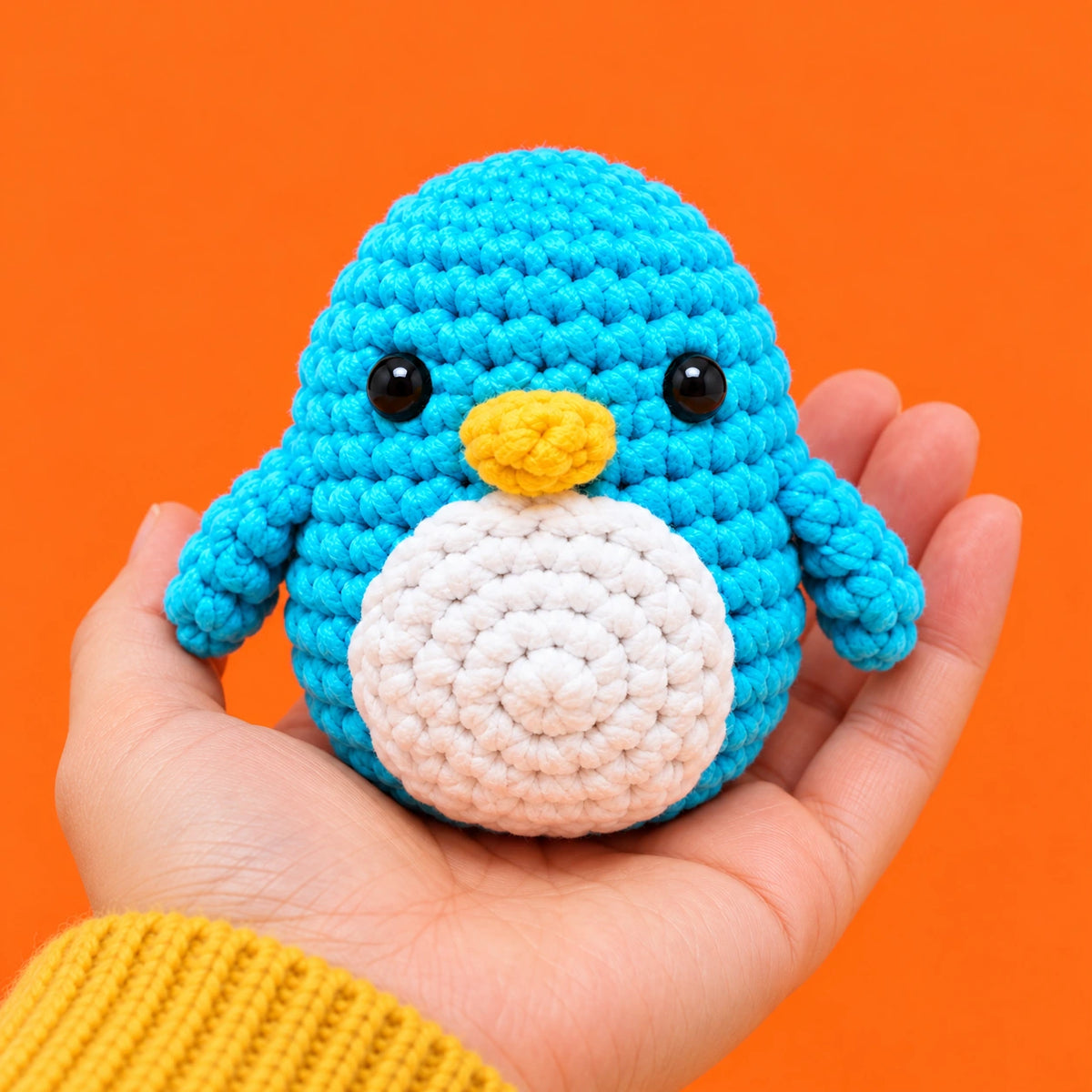 Pierre — Le pingouin turquoise au crochet — présentation en main.