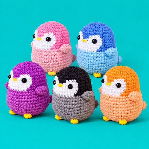 Élie & ses amis — Pingouins multicolores au crochet — vue de trois quarts.